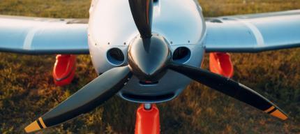 Single engine plane front-end propeller